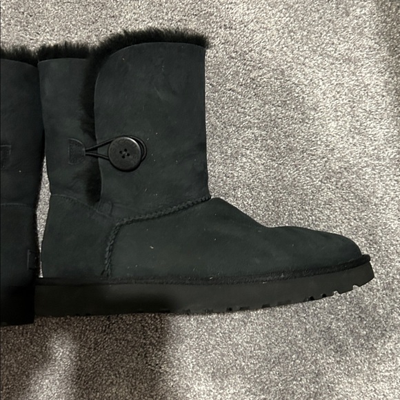 UGGS - Picture 2 of 5